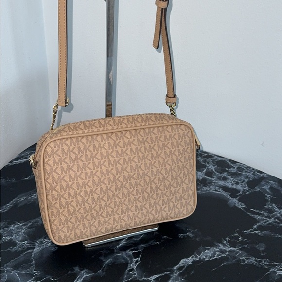 MICHAEL KORS Jet Set Signature Logo EW Camera Crossbody Bag Camel AUTHENTIC - Picture 2 of 8